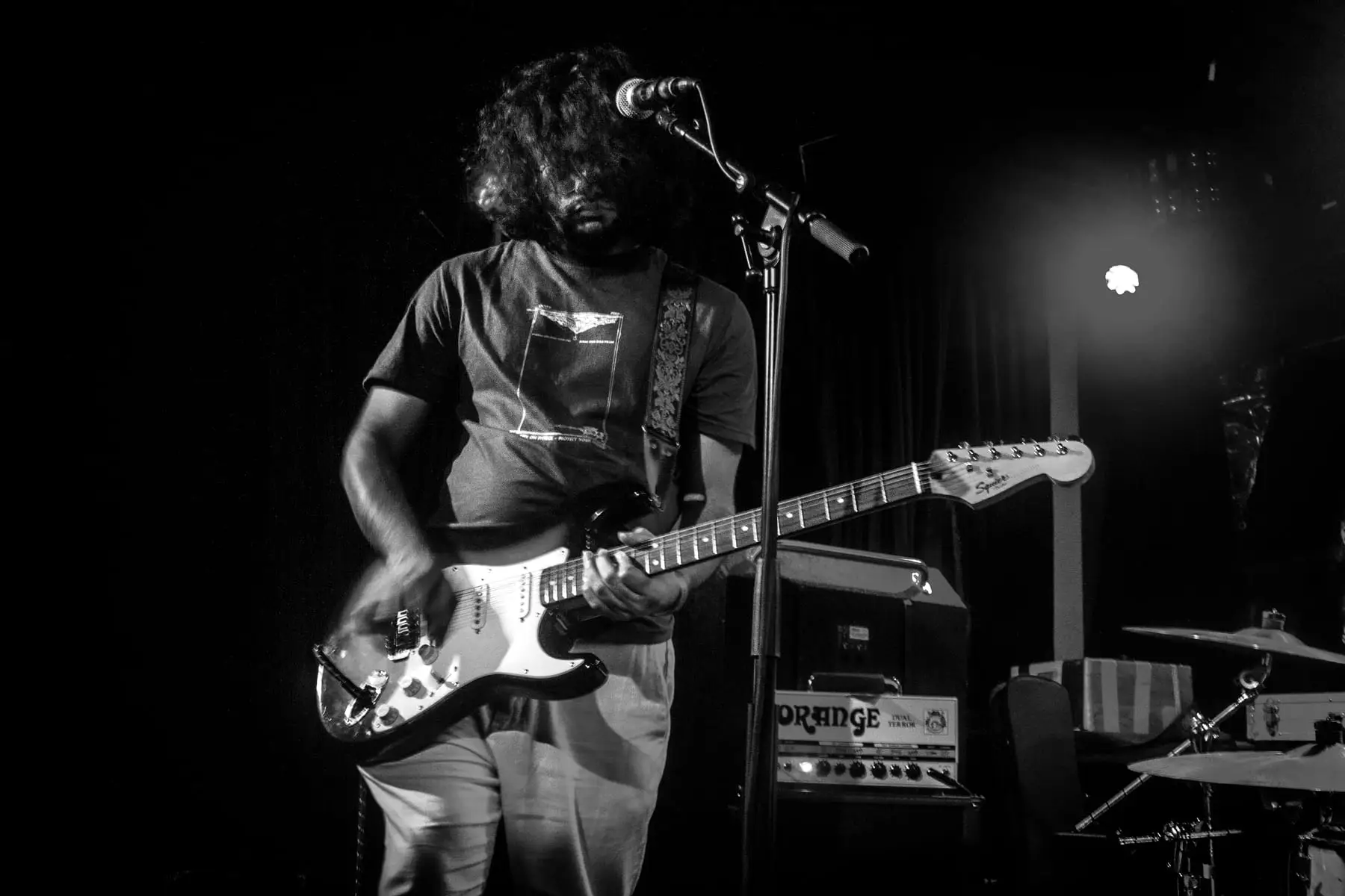 Thistles — guitarist with a Stratocaster in front of an Orange amp, live in Cologne