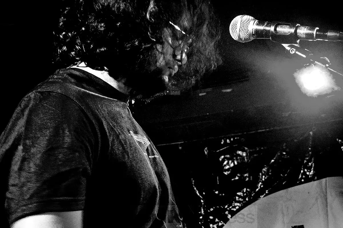 Close-up at the microphone with a strong diagonal composition